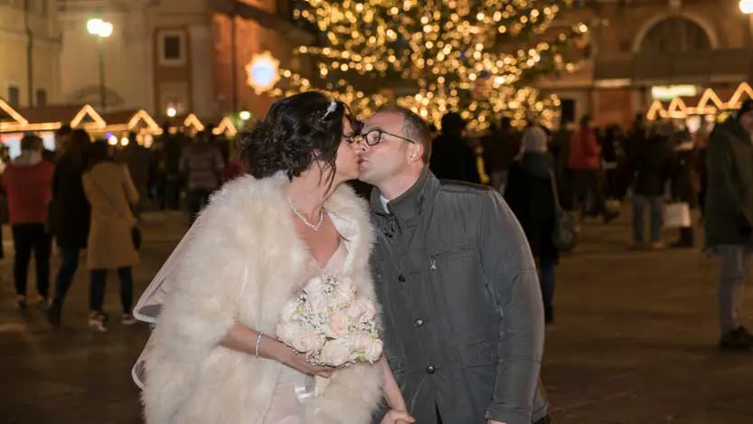 Alessandra e Daniele sposi si baciano in Piazza del Popolo