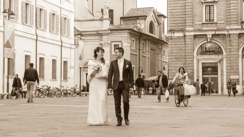 Fotografo matrimonio Ravenna Stefania e Pietro sposi in Piazza del Popolo