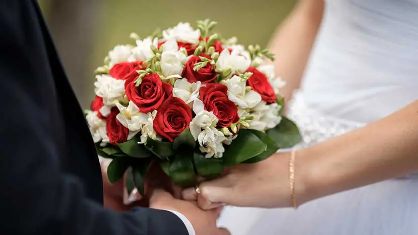 Matrimonio autunnale bouquet di rose bianche e rosse