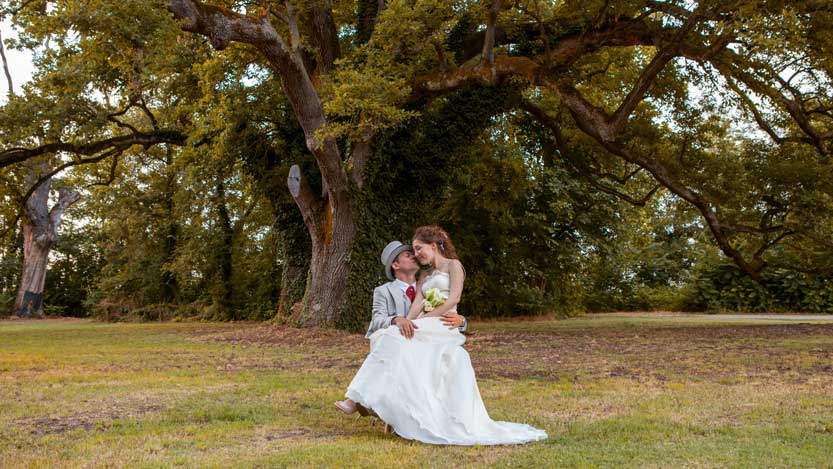 Matrimonio autunnale coppia sposi sotto quercia secolare