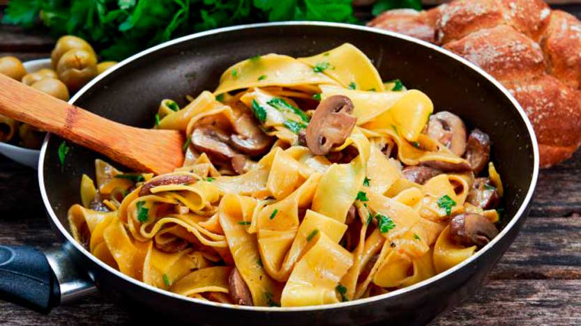 Piatto per matrimonio autunnale tagliatelle-ai-funghi