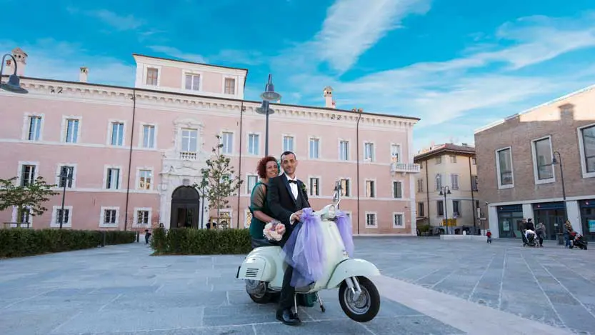 Piazza Kennedy Ravenna sposi sulla vespa