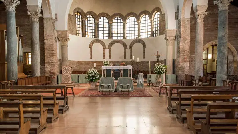 San Giovanni Evangelista con banco sposi davanti al altare