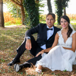 Isabella e Gianluca seduti in un boschetto