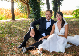 Isabella e Gianluca seduti in un boschetto