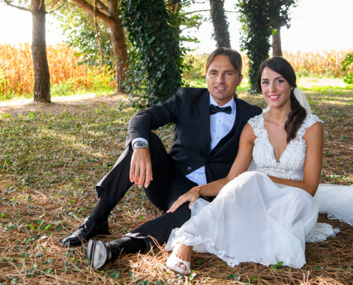 Isabella e Gianluca seduti in un boschetto