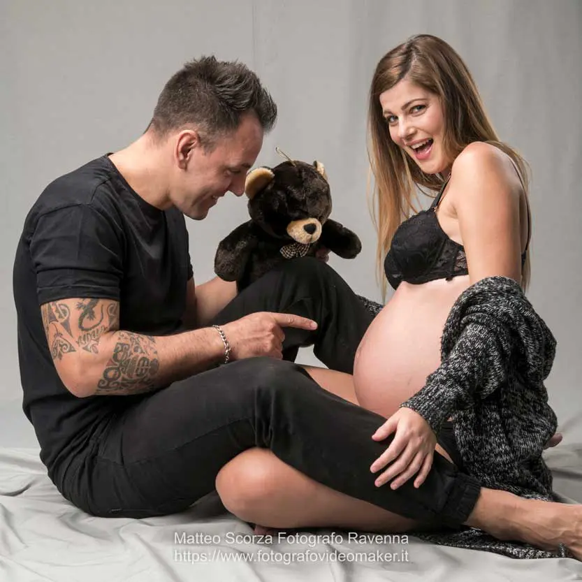 Babbo e peluche osservano il pancione