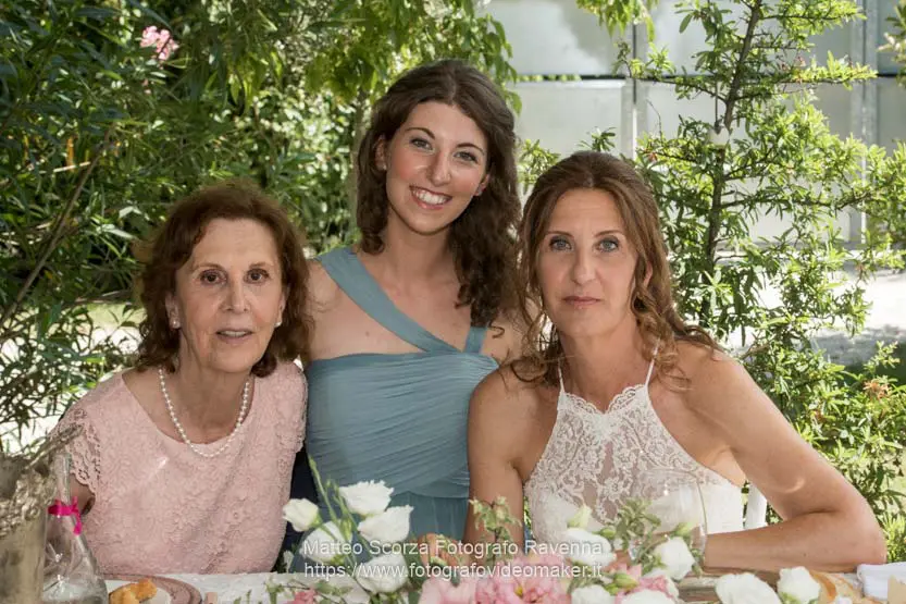 Fotografo matrimonio ritratto di tre generazioni nonno figlia e nipote