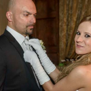 Foto di matrimonio Stefania aggiusta cravatta allo sposo