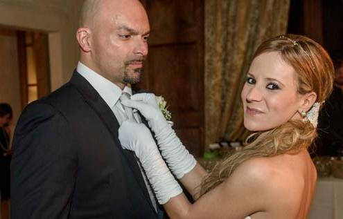 Foto di matrimonio Stefania aggiusta cravatta allo sposo