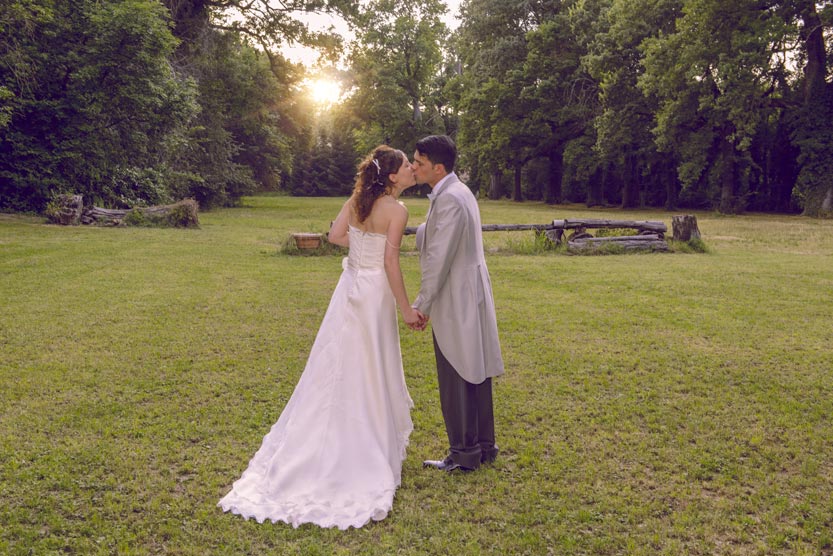 Foto di matrimonio bacio sposi al tramonto Villa Isolani