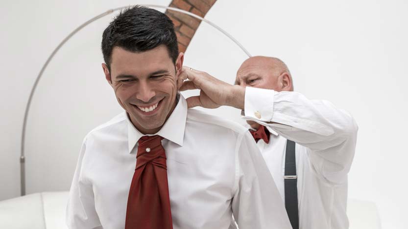 Il sorriso dello sposo durante e preparativi