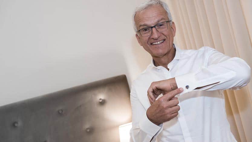 Lo sposo mostra il gemello durante i preparativi