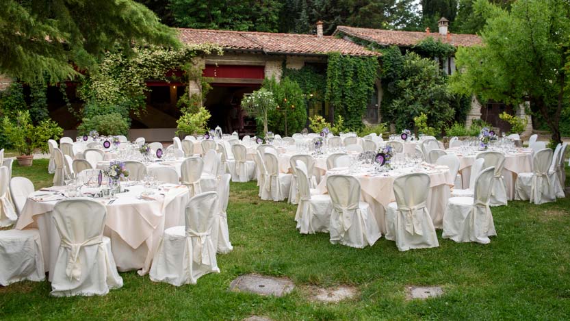 Tavole nuziali imbandite pronte per festeggiare un matrimonio