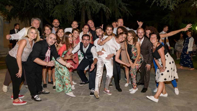 Sposi con gruppo di amici ballerini di boogie boogie