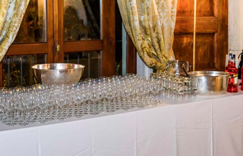 Tavolo pronto per aperitivo serale per matrimonio