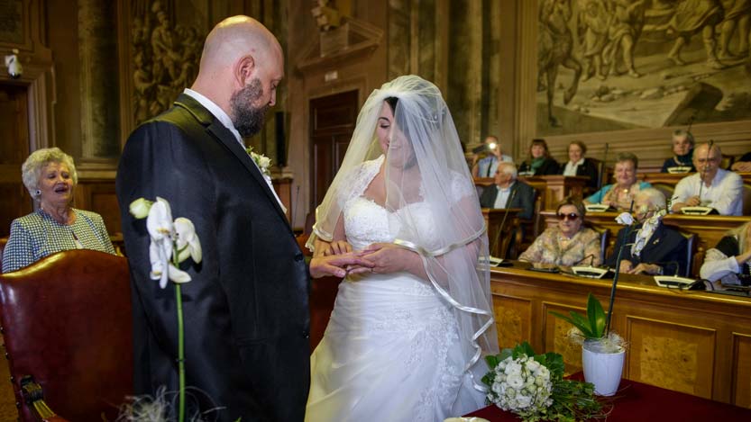 Fotografo matrimonio Forli scambio della fedi presso sala comunale