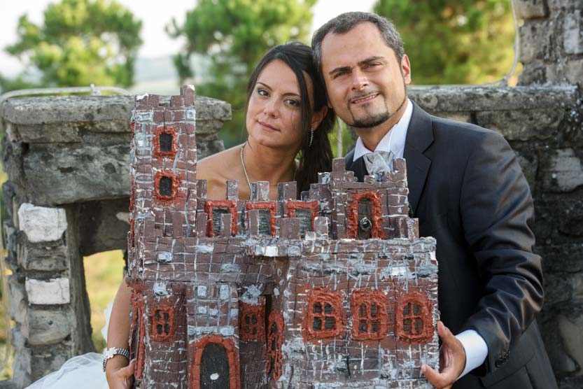 In quel castello di Diegaro Cesena sposi che tengono in mano il modellino del castello
