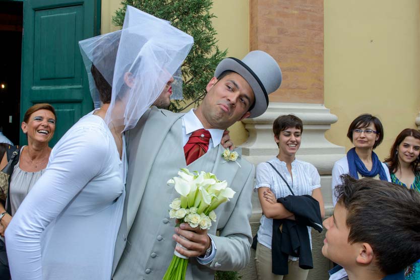Ragazzo finta sposa vuole baciare lo sposo Chiesa di Corticella
