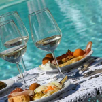 Tre Pizzichi di Sale tavolino con antipasti