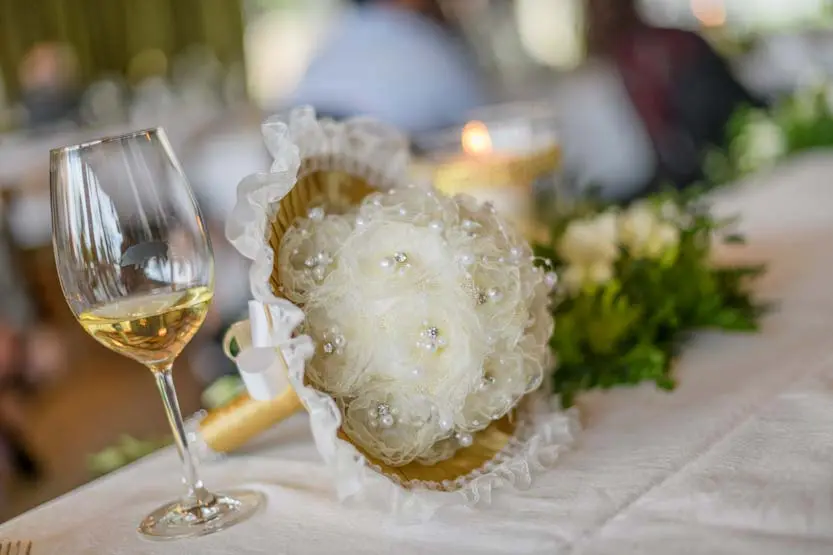 Calice di vino e Boquet il matrimonio è servito