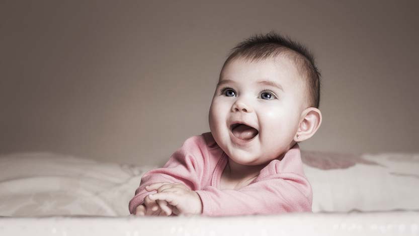 Foto neonati bimba sorridente
