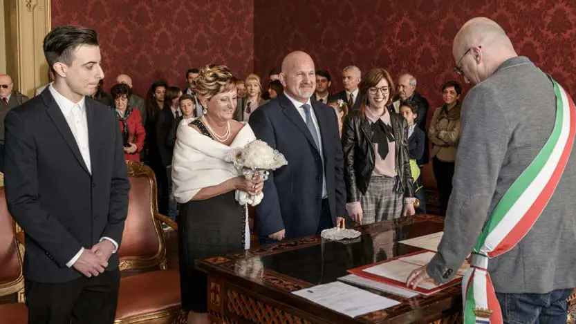Fotografo-matrimonio-Faenza-sposi-nella-sala-comunale davanti al assessore