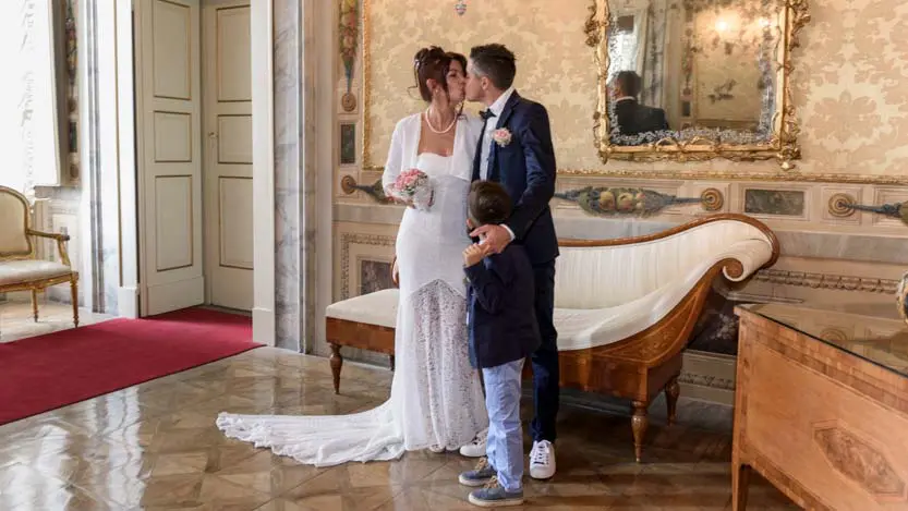 Fotografo matrimonio Imola il bacio degli sposi nel palazzo comunale
