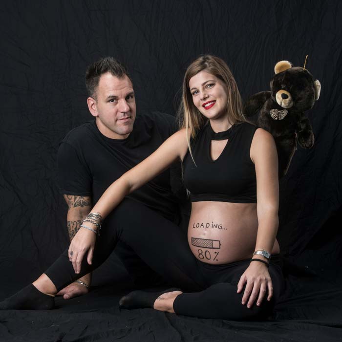 Futuri genitori con orsacchiotto porta fortuna