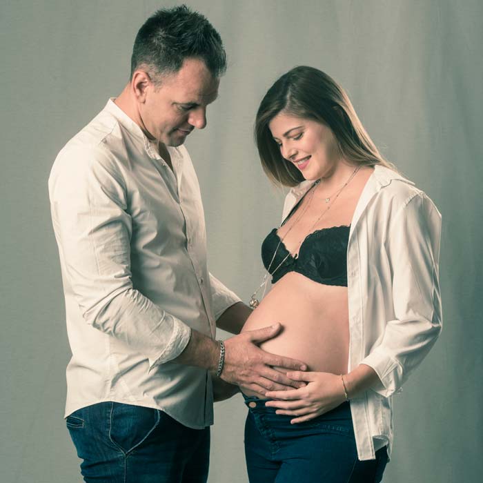 Futuro babbo accarezza che accarezza il pancione