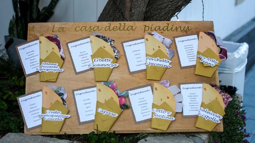 Tableau matrimonio a forma di tagliere con piadine