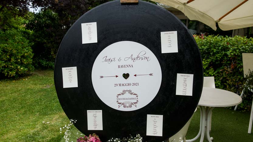 Tableau matrimonio creativo rappresentante un vecchio disco di vinile