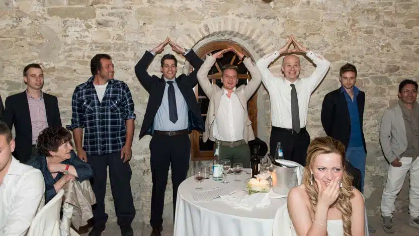 Gruppo-invitati-che-fanno-i-monti-scherzo-matrimonio-Heidi