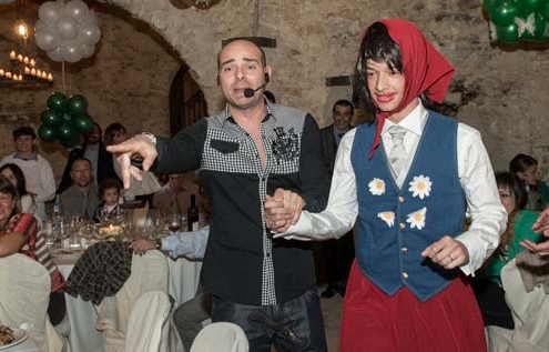 Scherzi matrimonio lo sposo travestito da Heidi