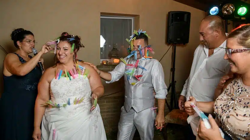 Scherzi matrimonio mollette agli sposi