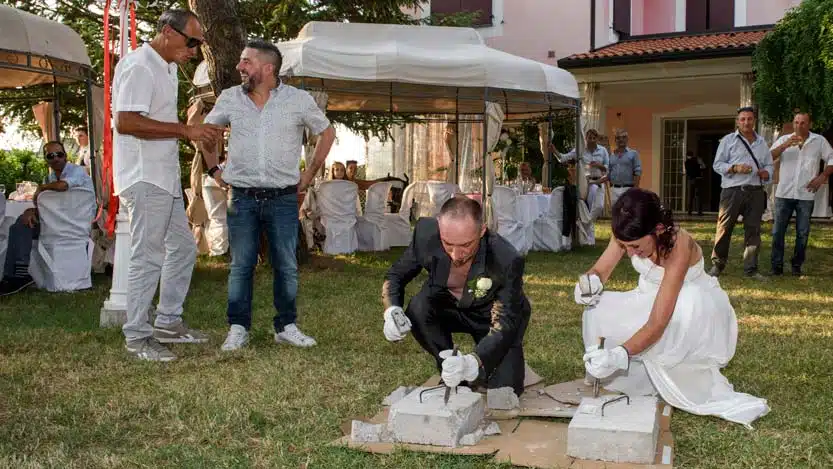 Sposi che rompono i blocchetti di cemento