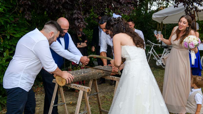 Sposi mentre tagliano il tronco