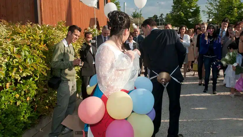 scherzi matrimonio originali lo sposo con aculeo
