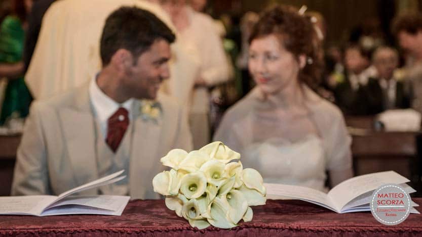 Boquet-di-calle-su-sfondo-coppa-di-sposi