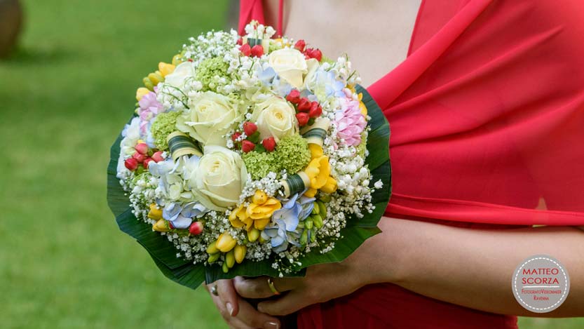 Bouquet variegato con fiori di arancio