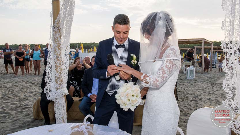 Matrimonio-in-spiaggia-con-rito-civile-scambio-anelli