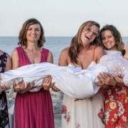 Matrimonio-sulla-spiaggia-amiche-tengono-in-braccio-la-sposa