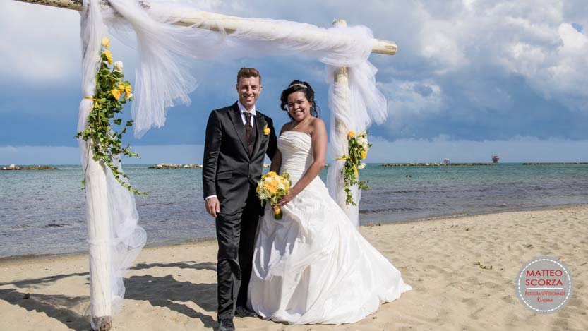 Matrimonio-sulla-spiaggia-sposi-con-alle-spalle-il-mare