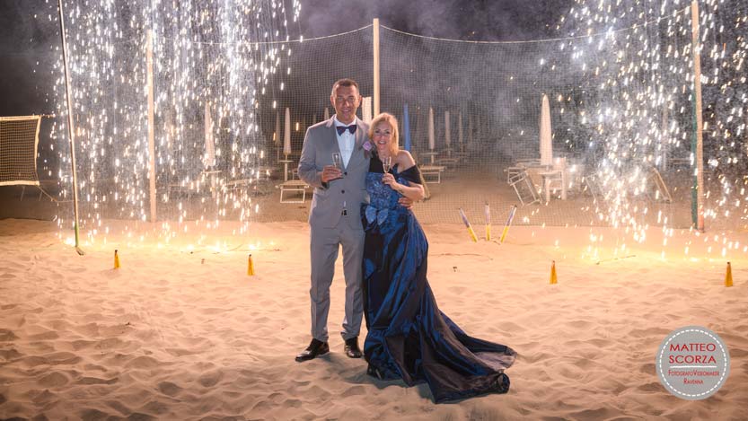 Sposi con sfondo i fuochi di artificio