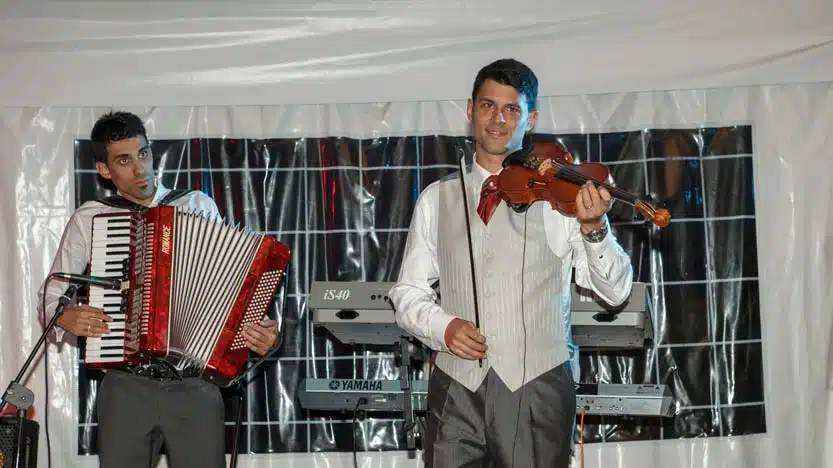 Tema-matrimonio-musica-sposo-e-fratello-mentre-suonano