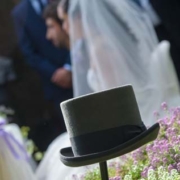 Cappello sposo in giardino durante un matrimonio