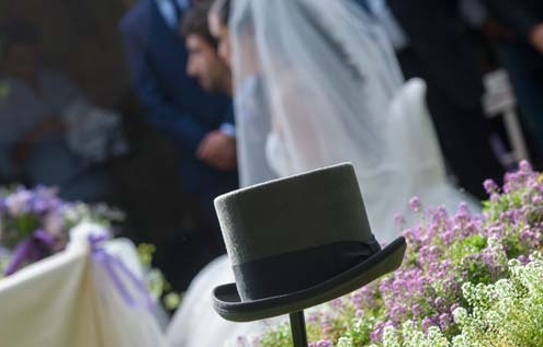 Cappello sposo in giardino durante un matrimonio