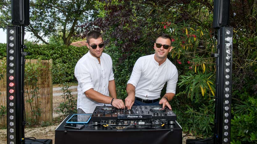 DJ-pronti-per-suonare-ad-un-matrimonio-alle-Vecchiacanala