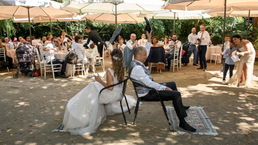 Gioco-delle-domande-agli-sposi-nel-giardino