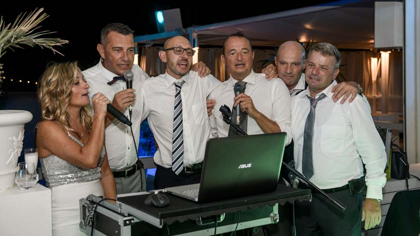 Karaoke-con-lo-sposo-e-gli-amici